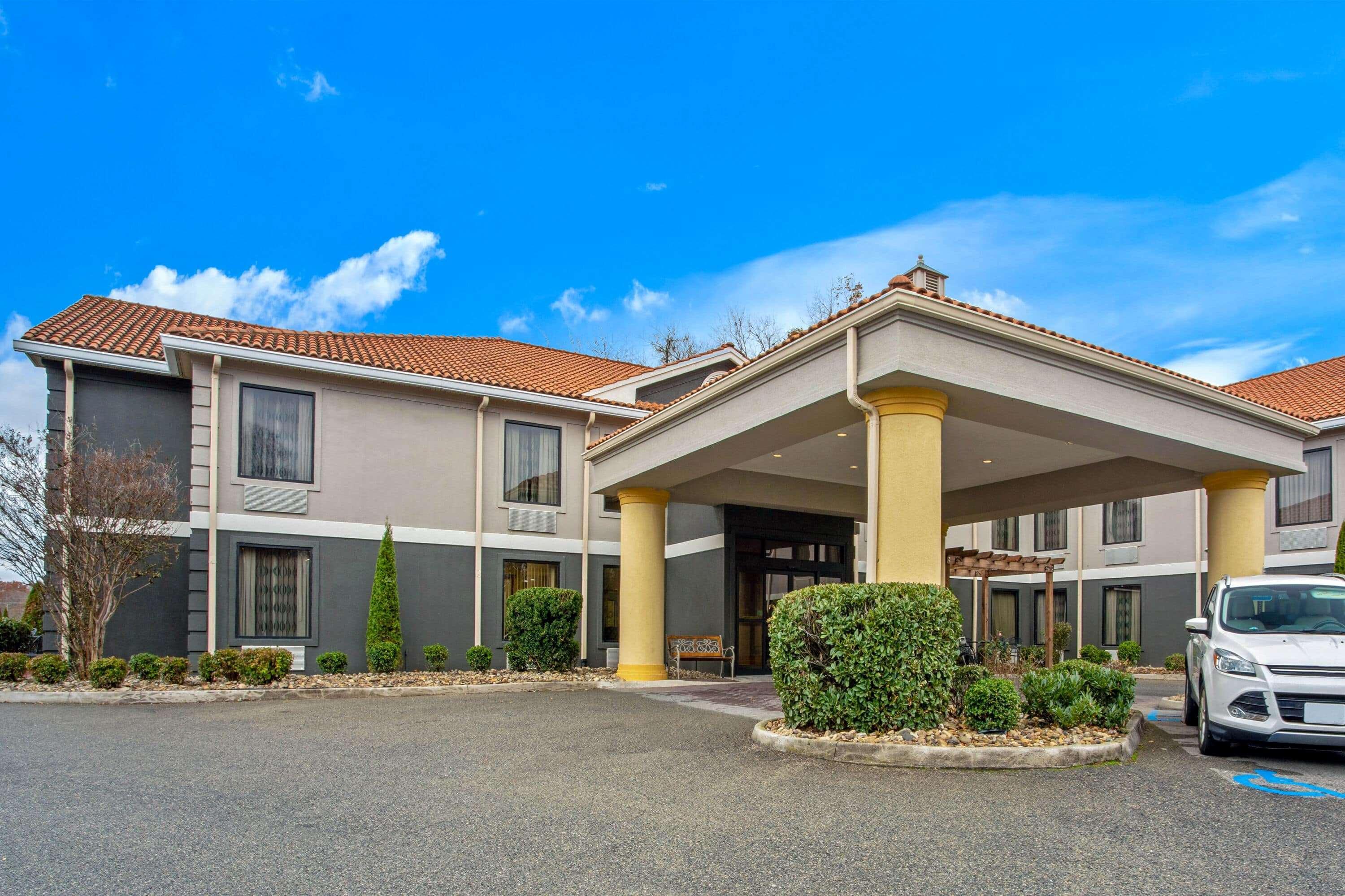 La Quinta Inn By Wyndham Radford Exterior photo