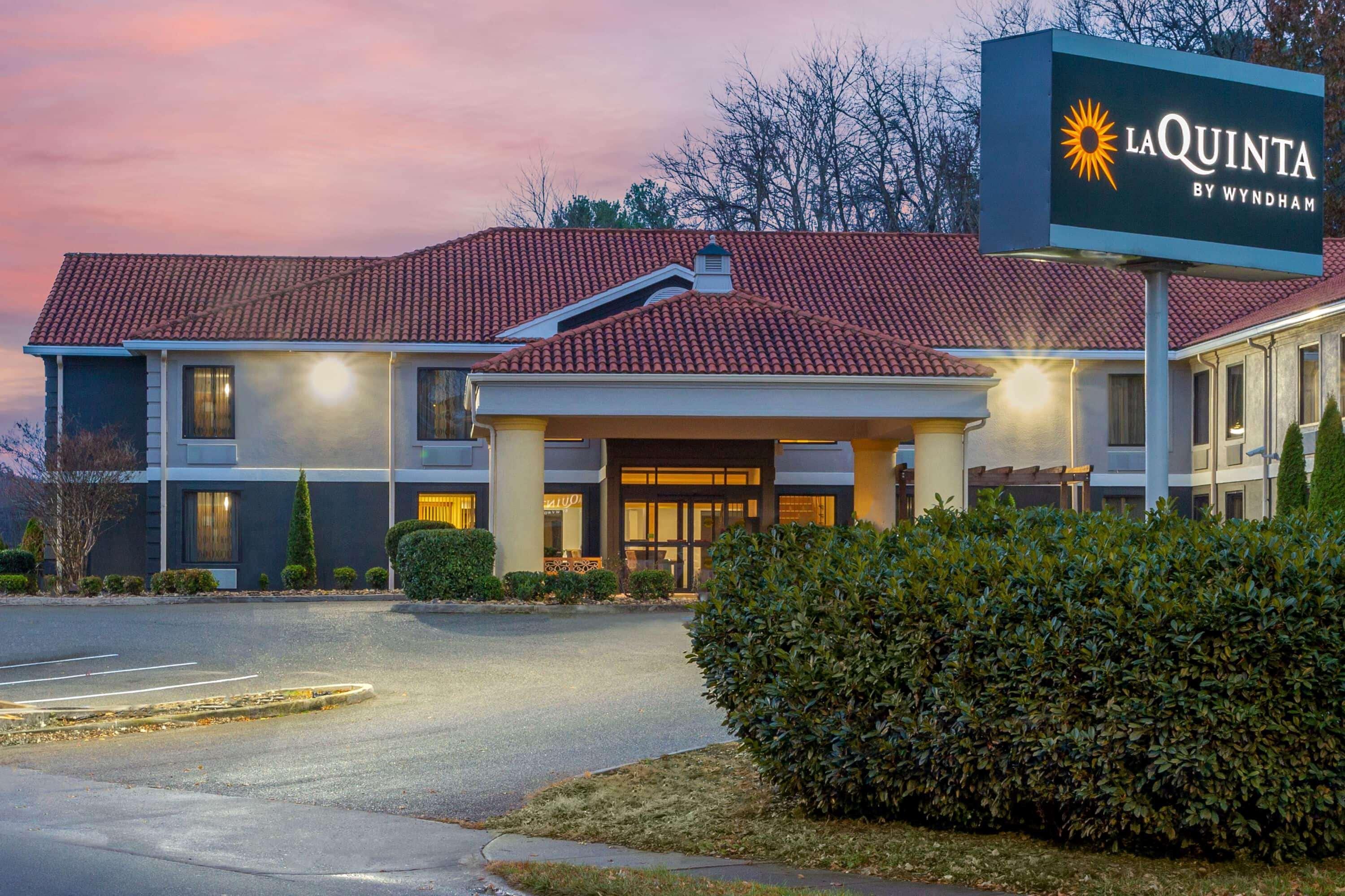 La Quinta Inn By Wyndham Radford Exterior photo