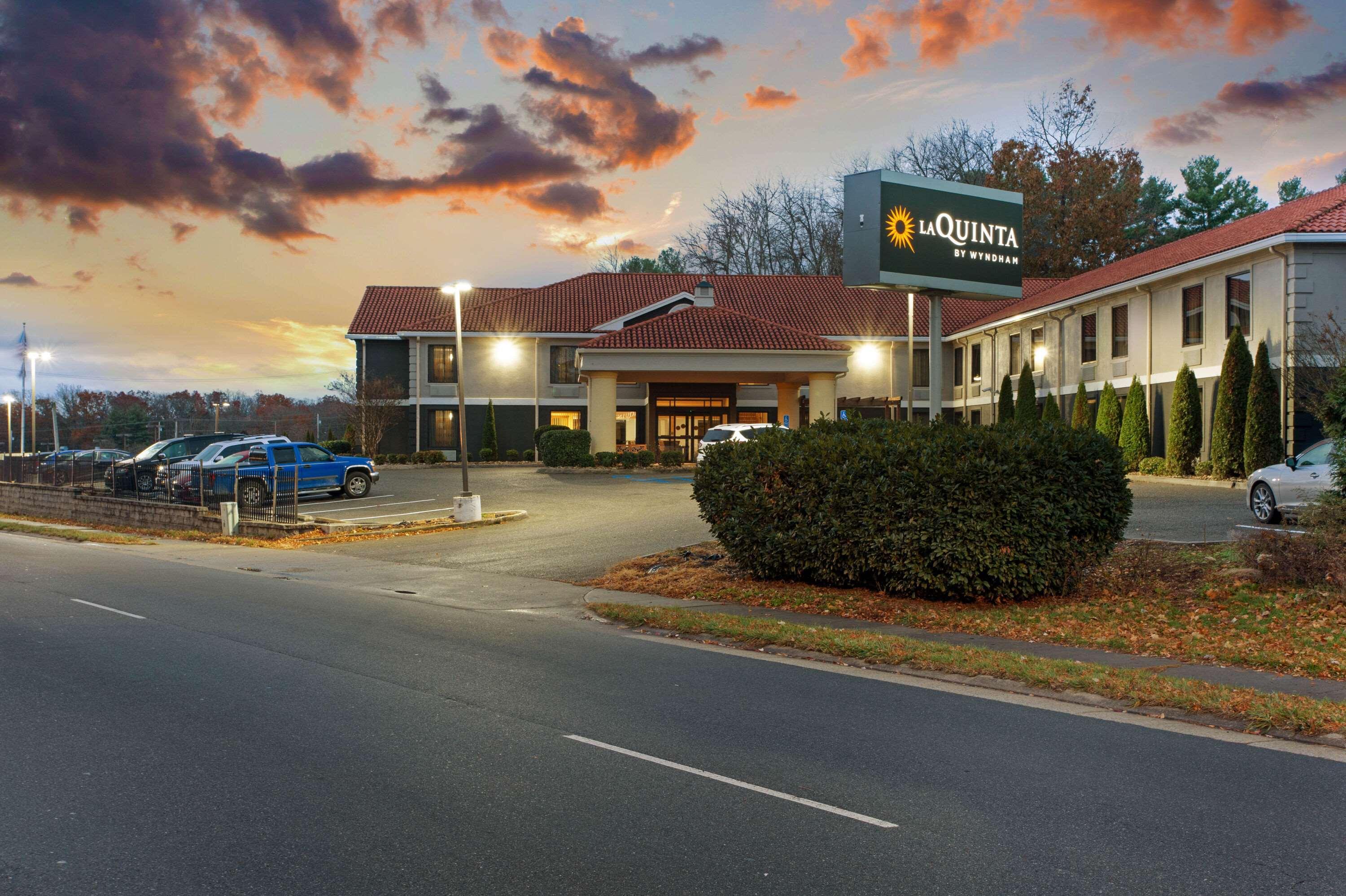 La Quinta Inn By Wyndham Radford Exterior photo