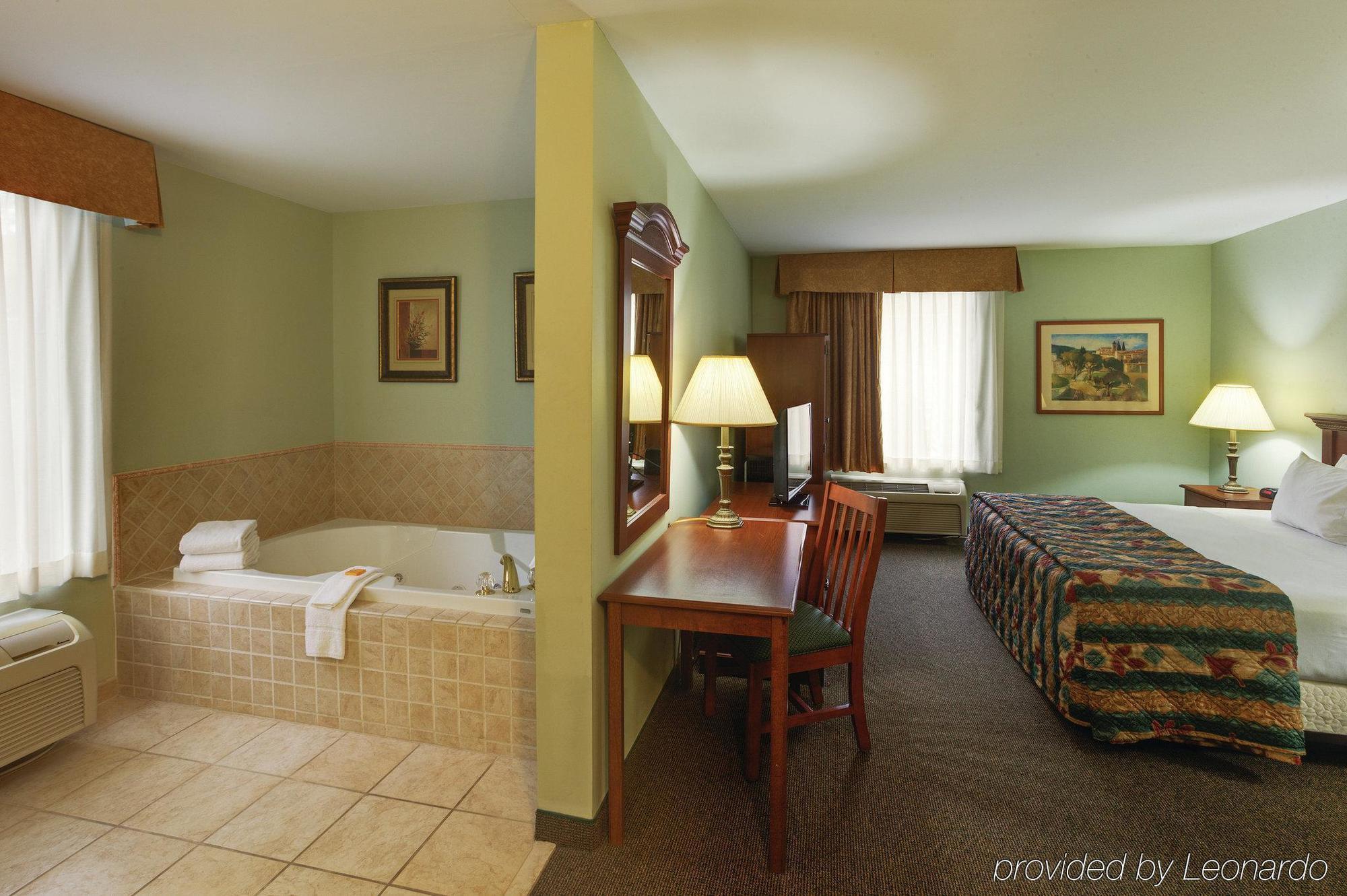 La Quinta Inn By Wyndham Radford Exterior photo